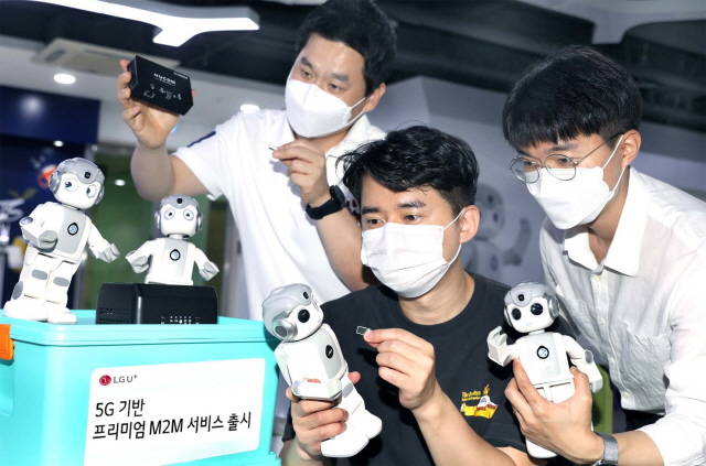 LG유플러스가 5G를 기반으로 초고속·대용량 데이터 전송을 지원하는 프리미엄 M2M 서비스를 출시했다. 사진은 LG유플러스 임직원이 로봇을 이용한 프리미엄 M2M 서비스를 시연하는 모습. /LG유플러스 제공