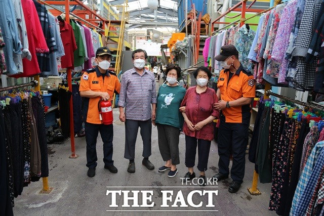 하동소방서는 하동시장 화재 초기 진압에 참여해 준 상인들을 찾아 감사의 마음을 전했다./하동소방서 제공