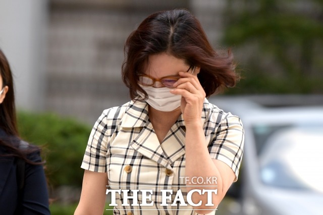 자녀 입시비리 및 사모펀드 불법 투자 의혹 등의 혐의로 기소된 정경심 동양대학교 교수가 지난해 9월 8일 오전 서울 서초구 서울중앙지방법원에서 열린 속행공판에 출석하기 위해 법정으로 향하고 있다. /이선화 기자