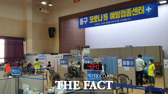대전 동구 국민체육센터에서 시민들이 코로나 백신 접종을 받고 있는 모습 / 대전=최영규 기자