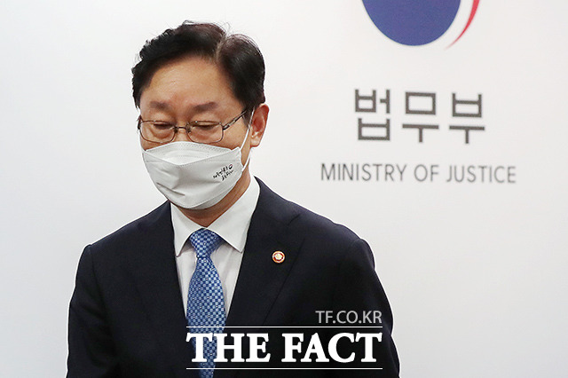 박범계 법무부 장관은 가석방된 이재용 삼성전자 부회장의 취업제한 해제에 부정적 입장을 거듭 확인했다./이선화 기자