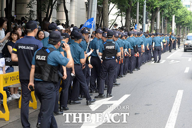서울 종로구 서울지방경찰청 앞에서 열린 한 행사에서 경호를 선 의경들 모습. 사진은 기사내용과 관련 없음./더팩트DB