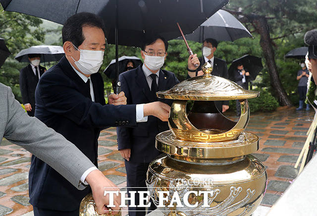 김 전 대통령 묘역 찾은 더불어민주당 대권주자 정세균.