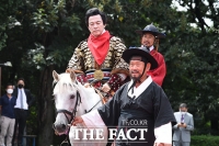  말 타고 등장한 허경영 장군 [포토]