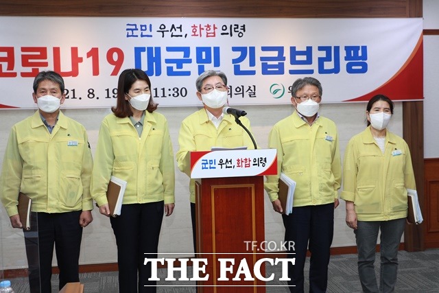 오태완 경남의령군수가 ‘함양~울산간 고속국도 건설현장 발 집단 감염’ 관련 긴급 브리핑을 하고 있다./의령군 제공