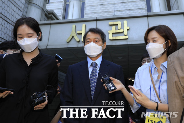 수사기밀 유출 의혹으로 기소된 이태종(가운데) 전 서울서부지방법원장이 항소심에서도 무죄를 선고받았다. /뉴시스