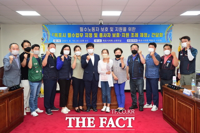 백동규 목포시의원(가운데)은 열악한 작업환경에서 위험에 노출된 채 작업을 하고 있는 노동자들의 권익을 보호하고 개선지원을 위한 조례제정을 위해 현장의 목소리를 듣기 위해 노동자들과 자리를 함께 했다. /목포시의회 제공