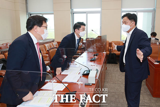 김영진 기재위 소위원장(오른쪽)이 이억원 기획재정부 제1차관(가운데), 김태주 세제실장과 대화하고 있다.