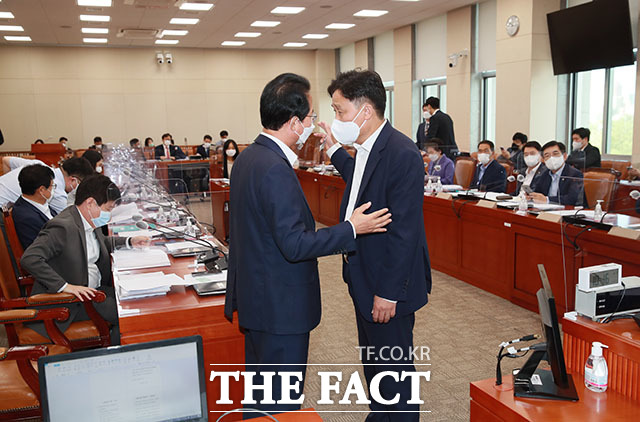 김영진(오른쪽) 기재위 소위원장과 류성걸 국민의힘 의원.