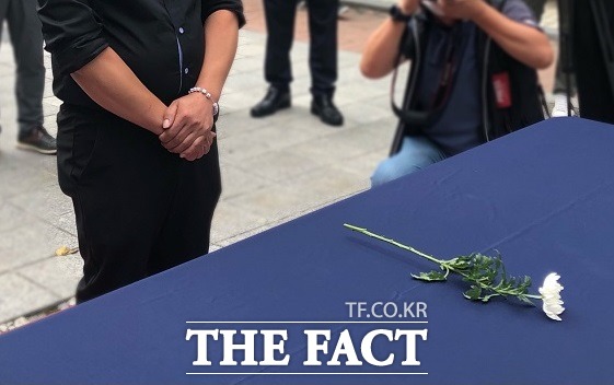 19일 오전 충북 청주 성안길 사거리에서 열린 ‘오창 여중생 사망 100일 거리 추모제’에서 피해학생 유족이 헌화를 하고 있다. / 청주=전유진 기자