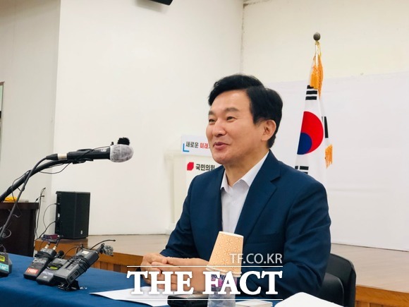 국민의힘 대권주자인 원희룡 전 제주지사가 윤석열 전 총장이 무릎꿇고 저한테 협조를 해야 하는 위치로 오게 될 것이라고 밝혀 윤석열 전 총장 측 지지자들의 반발이 예상된다. 19일 국민의힘 대구시당에서 기자회견 중인 원희룡 전 제주지사 / 대구 = 박성원 기자