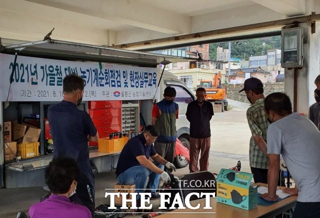마을별로 순회하면서 예초기 등 농기계를 집중 수리하고 있다. /울릉군 제공