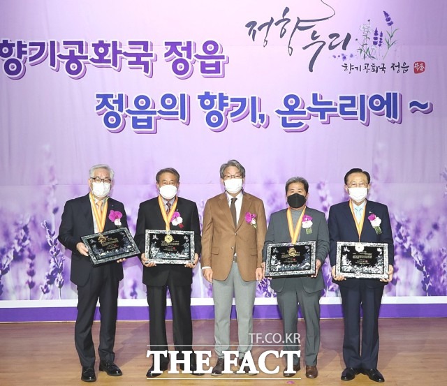 시상 분야는 ▲문화장 ▲새마을장 ▲산업장 ▲공익장 ▲체육장 ▲애향장 ▲효열장 ▲명예시민의 장으로 총 8개 부문이다. 추천 대상은 시정발전에 기여한 공적이 현저하고 추천일 현재 3년 이상 정읍시에 주소를 두고 거주한 자다. / 정읍시 제공