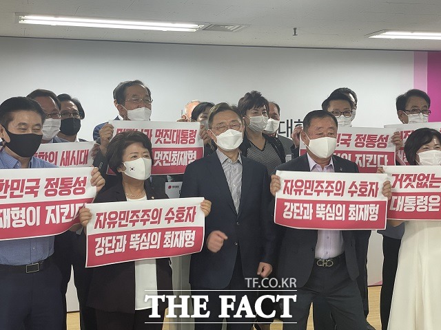 대구·경북 재경향우회장단이 19일 서울 여의도 캠프에서 최재형 전 감사원장 지지 선언을 하고 있다. /여의도=곽현서 기자