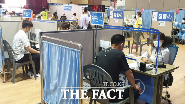 대전 동구 국민체육체육센터에서 시민들이 코로나 백신 접종 전 예진을 하고 있는 모습 / 대전=최영규 기자