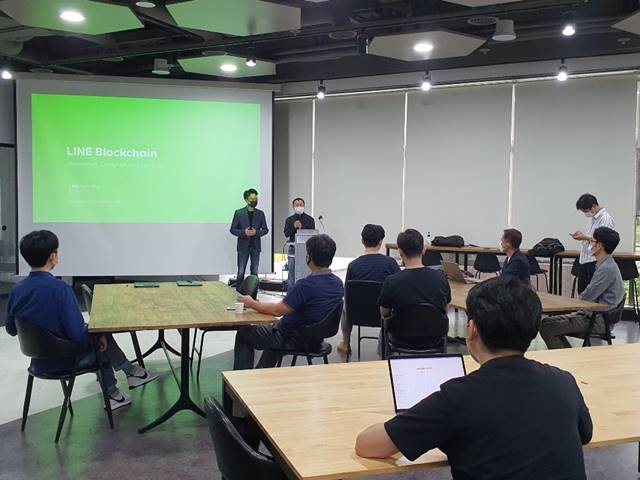 AI 양재 허브에 입주한 기업들이 코로나19 위기 속에서도 높은 매출과 투자 유치를 끌어내 좋은 성과를 나타내고 있다. 사진은 글로벌시장진출 프로그램 관련 미팅을 진행하는 모습. /서울시 제공