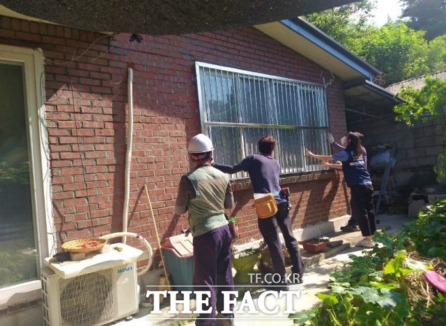 전북 남원경찰서는 범죄 노출 우려가 높은 범죄취약가구에 방범창무상설치 지원사업에 나섰다. /남원경찰서 제공