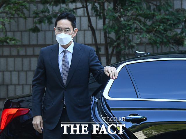 이재용 삼성전자 부회장이 가석방으로 풀려난 뒤 처음으로 삼성 합병 의혹 재판에 출석했다. /이동률 기자