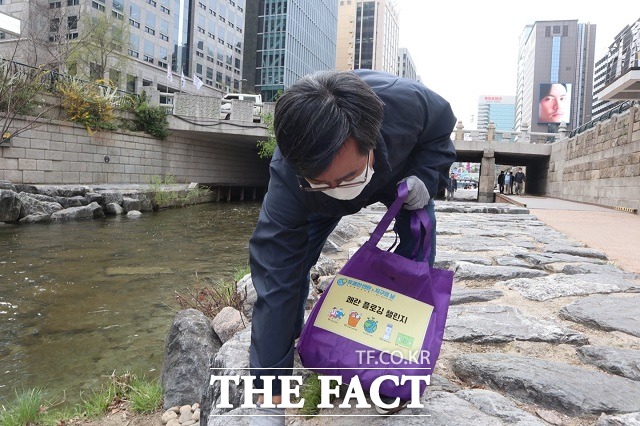유쾌한반란 이사장직을 맡을 당시 쓰레기줍기 봉사활동을 하는 김동연 전 경제부총리. / 김 전 부총리 페이스북 캡처