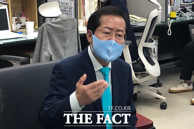 대통령선거 출마를 공식 선언한 국민의힘 홍준표(대구 수서구을) 의원이 19일 충북도청 기자실에서 기자간담회를 하고 있다. / 청주=전유진 기자