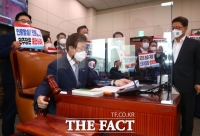  민주당, 野 반발 속 '언론중재법' 상임위서 단독 처리