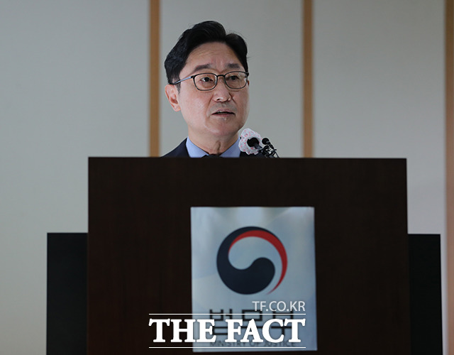 박범계 법무부 장관은 정진웅 차장검사 직무배제를 놓고 적정하고 합당한 조치라고 20일 밝혔다./이동률 기자