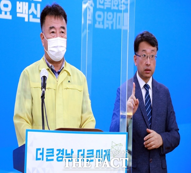 권양근 경남도 복지보건국장이 20일 코로나19 브리핑을 통해 사회적 거리두기 연장 방안에 대해 설명하고 있다./경남도 제공