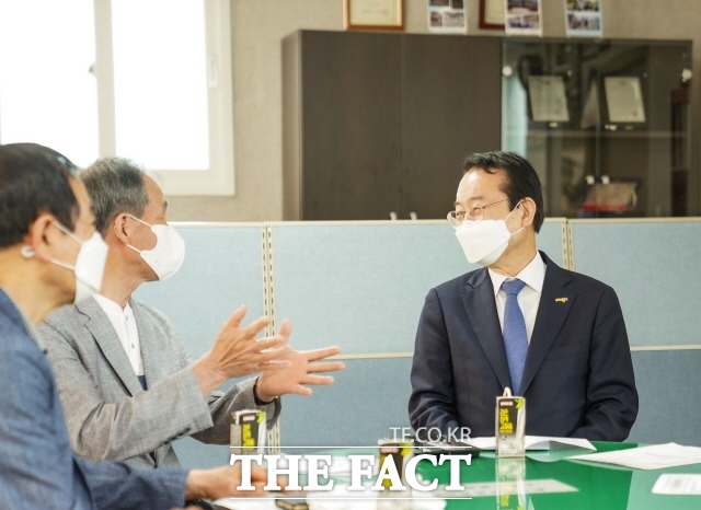 김종식 목포시장은 민생현장을 살피기 위해 동행정복지센터에서 1일 동장으로 소통행정을 실천할 예정이다. 김종식 시장이 민원인의 말을 경청하고 있다. /목포시 제공