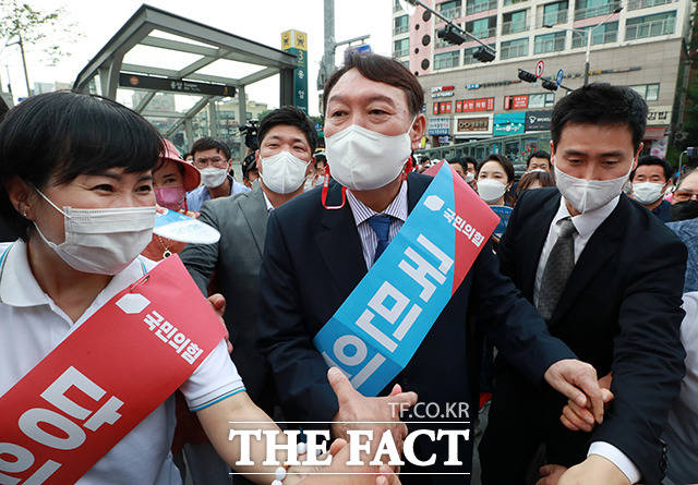 검찰이 윤우진 전 용산세무서장의 스폰서 의혹 사건을 재배당하면서 수사를 본격화했다. 국민의힘 대권주자인 윤석열 전 검찰총장의 최측근에 대한 수사에 속도가 붙으면서 향후 대선정국에도 영향을 미칠 전망이다./이선화 기자