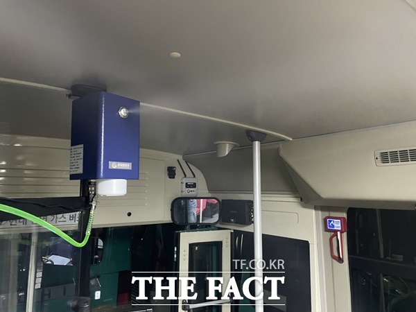 안산시는 코로나19 확산 방지를 위해 시내버스에 설치한 무인 방역기를 확대 설치한다고 20일 밝혔다./안산시제공