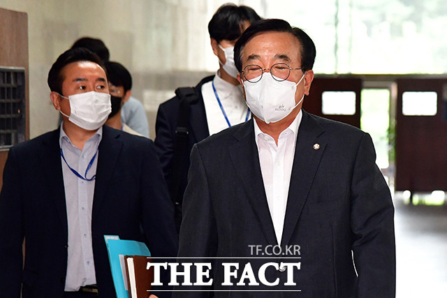 국민의힘 경선준비위원장 사퇴 의사를 밝힌 서병수 의원이 20일 국회에서 이준석 대표와의 면담을 위해 당대표실로 향하고 있다. /국회=이선화 기자