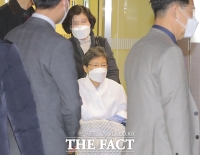  박근혜, '지병 치료' 한 달 만에 구치소 복귀