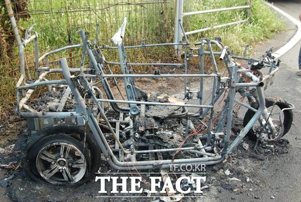 20일 오후 4시 46분쯤 포항시 북구 기계면에서 도로를 달리던 전동차에 불이났다./포항 북부소방서 제공