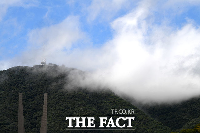 천안 독립기념관 겨레의탑 너머로 장마 구름이 흑성산에 낮게 깔려 지나가고 있다.