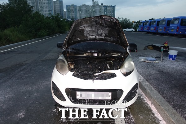 20일 오후 6시 39분쯤 포항시 북구 흥해읍에서 도로를 달리던 경차 엔진룸에서 불이났다./포항 북부소방서 제공