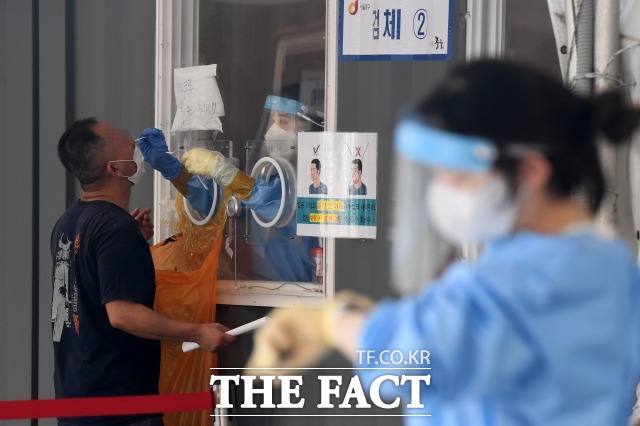 지난주 2000명대에서 내려오지 않았던 코로나19 확진자수가 주말을 맞아 소폭 감소하며 22일 오전 0시 기준 1600명대를 기록했다. /더팩트 DB