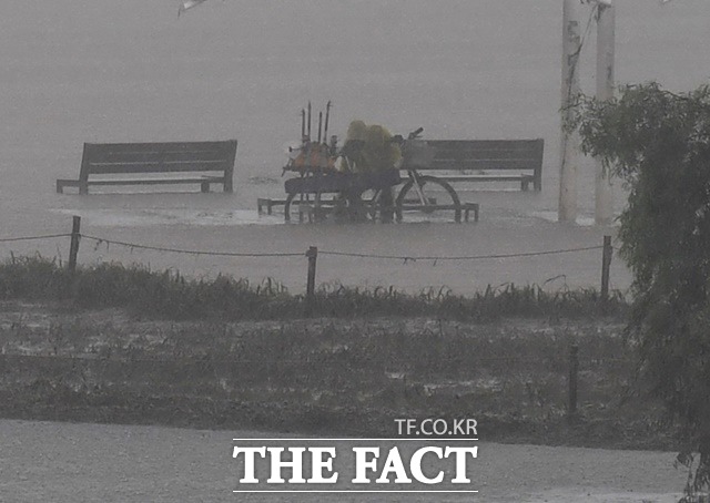 제12호 태풍 오마이스가 한반도로 북상함에 따라 행정안전부는 위기경보를 주의로 상향하고 대책회의를 열 예정이다. /더팩트 DB