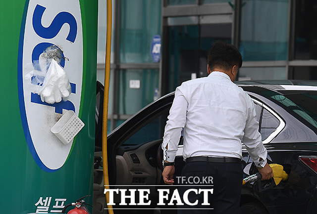 계속해서 오르기만 했던 국내 휘발유 가격이 16주 만에 소폭 하락했다. /더팩트 DB