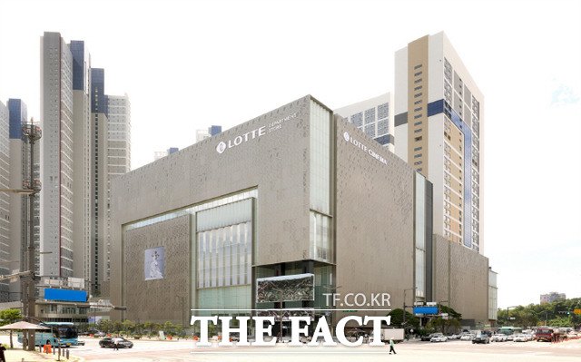 화성시는23일 직원 2명이 신종 코로나바이러스 감염증에 확진된 롯데백화점 동탄점의 전 직원에 대한 진단검사를 명령했다./롯데백화점 제공