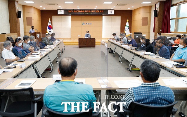 괴산군 고추생산자협의회와 농협은 23일 괴산군청에서 올 건고추 가격 결정 회의를 열고 올 판매가격을 40% 인하했다. / 괴산군 제공