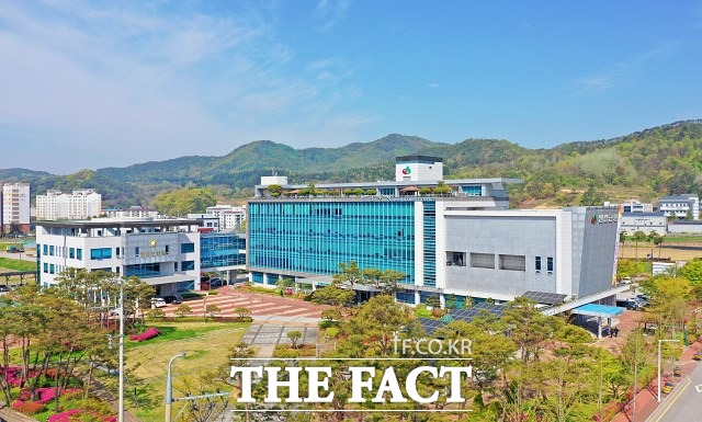 전북 임실군이 쾌적한 대기환경 조성을 위해 예산 5억 원을 확보해 올 하반기 전기차 민간 보급사업을 적극 추진한다. 사진은 임실군청 전경. /임실군 제공