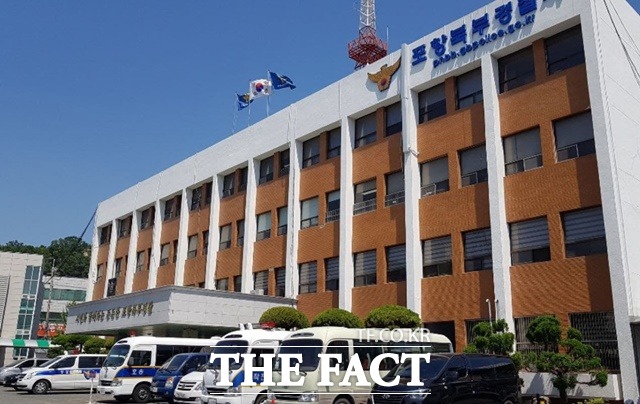 22일 오후 2시 30분쯤 포항시 송라면 7번 국도에서 유턴하던 승용차와 오토바이 3대가 충돌하는 사고가 났다. 이 사고로 오토바이에 타고 있던 A씨(40대)가 숨졌다./더팩트DB