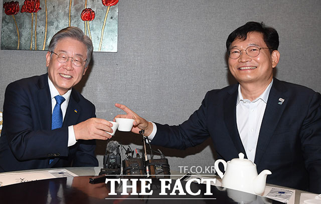 송영길 더불어민주당 대표(오른쪽)와 당 대선 예비후보인 이재명 경기도지사가 23일 오후 서울 마포구 한 중식당에서 만찬 회동에서 물잔을 들고 건배하고 있다. /국회사진취재단