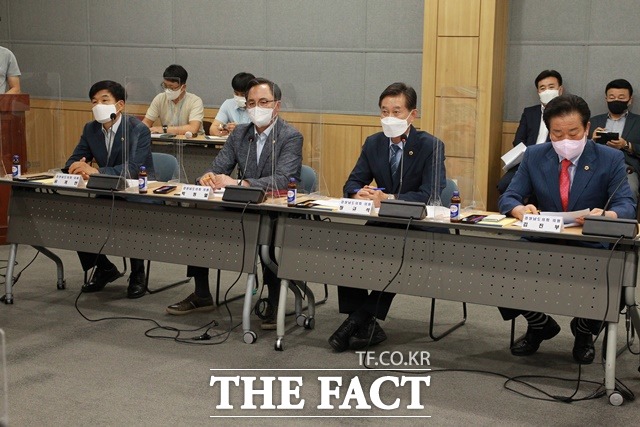 (가칭)지리산 덕산댐건설추진 관련 간담회를 하고 있는 경남도의회 의원들/진주=이경구 기자