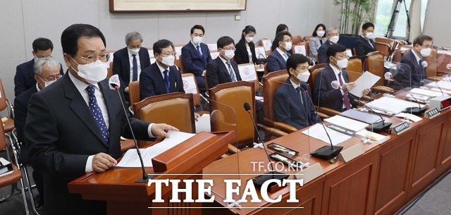 유영민 대통령비서실장이 23일 오후 국회에서 열린 운영위원회 전체회의에서 업무보고를 하고 있다. /국회사진취재단