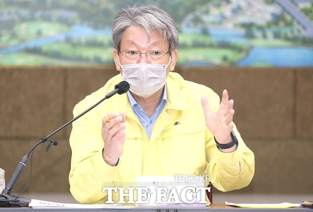 유진섭 정읍시장은 영상 간부회의에서 “각종 사업장과 위험지역, 시설물 등에 대한 특별점검과 관리, 우·오수관과 맨홀 긴급 점검, 긴급상황에 대비한 신속한 대응조치 매뉴얼 점검 등 태풍 대비에 만전을 다 해 달라”고 지시했다. / 정읍시 제공