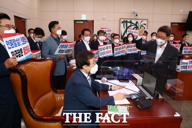 더불어민주당이 언론중재법을 단독으로 처리하면서 국회에 다시 한번 긴장감이 고조되고 있다. 지난 19일 국회 문화체육관광위원회 회의실에서 국민의힘 의원들이 언론중재법 개정안 통과시키려는 도종환 위원장의 회의 진행를 막아서던 당시. / 남윤호 기자