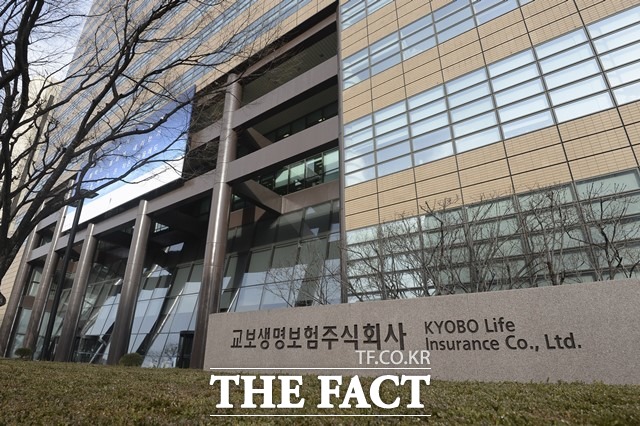 교보생명은 지난 17일 열린 이사회에서 교보문고에 1500억 원을 유상증자키로 결의했다고 23일 밝혔다. /더팩트 DB
