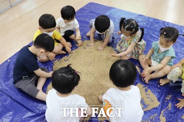 국공립과 민간 어린이집을 묶어 함께 원아를 모집하고 운영하는 서울형 공유어린이집이 문을 연다. 어린이집 활동 모습. /서울시 제공