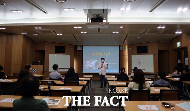 전북지역암센터가 전북대병원 어린이병원 2층 완산홀에서 전북도내 유치원 초·중·고등학교 교사 38명에게 암 예방 직무연수 프로그램을 진행했다. /전북대병원 제공